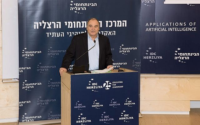 El profesor Moshe BenBassat, un investigador de inteligencia artificial, en una conferencia en IDC Herzliya; 6 de enero de 2019 (Oren Shalev)