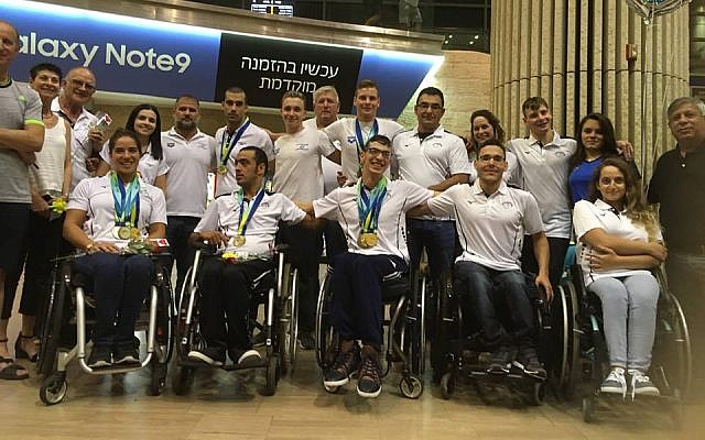 El equipo nacional israelí de natación paralímpica a su regreso de los campeonatos europeos de 2018. (Foto de la Asociación Paralímpica de Israel, Facebook)