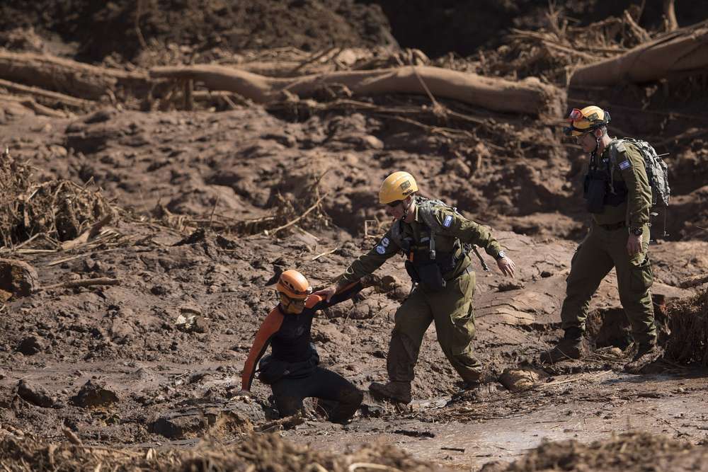 Rescatistas israelíes ayudan a la búsque a través del lodo en Brumadinho