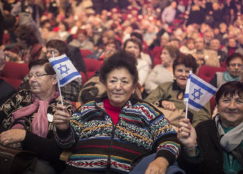 Los inmigrantes rusos asisten a un evento que marca el 25 aniversario de la gran ola de aliya de la antigua Unión Soviética a Israel, en el Centro de Convenciones de Jerusalén, el 24 de diciembre de 2015. (Hadas Parush / Flash90)
