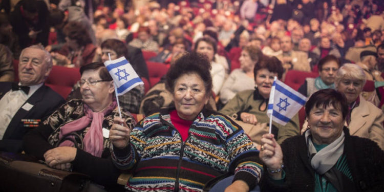 Los inmigrantes rusos asisten a un evento que marca el 25 aniversario de la gran ola de aliya de la antigua Unión Soviética a Israel, en el Centro de Convenciones de Jerusalén, el 24 de diciembre de 2015. (Hadas Parush / Flash90)