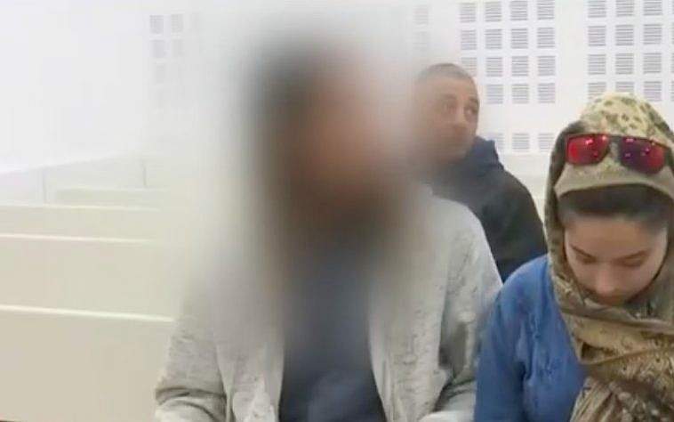 El adolescente israelí (L) sospechoso de matar a Aisha Rabi se sienta en la Corte de Magistrados de Rishon Lezion el 23 de enero de 2019. (Captura de pantalla / YouTube)
