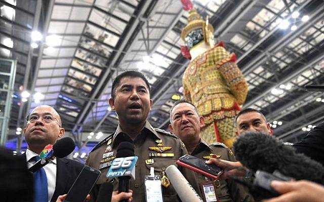 El jefe de la policía de inmigración de Tailandia, Surachate Hakparn, habla con periodistas en el aeropuerto de Suvarnabhumi en Bangkok el 11 de enero de 2019 sobre el caso de Rahaf Mohammed al-Qanun. (Lillian SUWANRUMPHA / AFP)