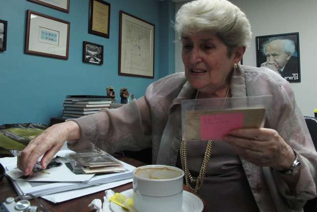 Trudy Spira, en la oficina del presidente del CAIV, con las galeras de su próxima autobiografía.