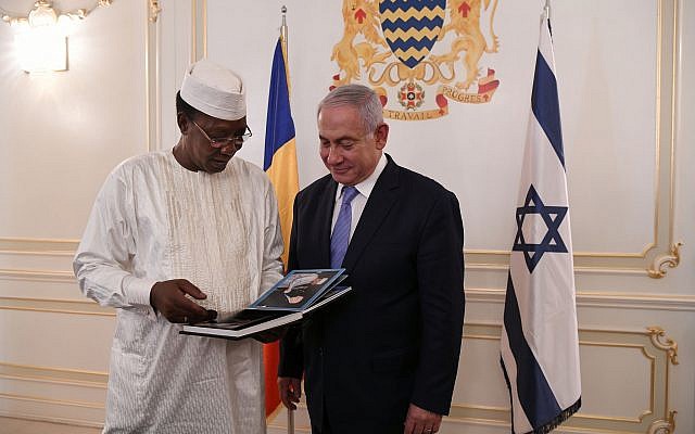 El primer ministro Benjamin Netanyahu (R) y el presidente de Chad, Idriss Deby, se reúnen en el palacio presidencial en N'Djamena, Chad, el 20 de enero de 2019. (Kobi Gideon / GPO)