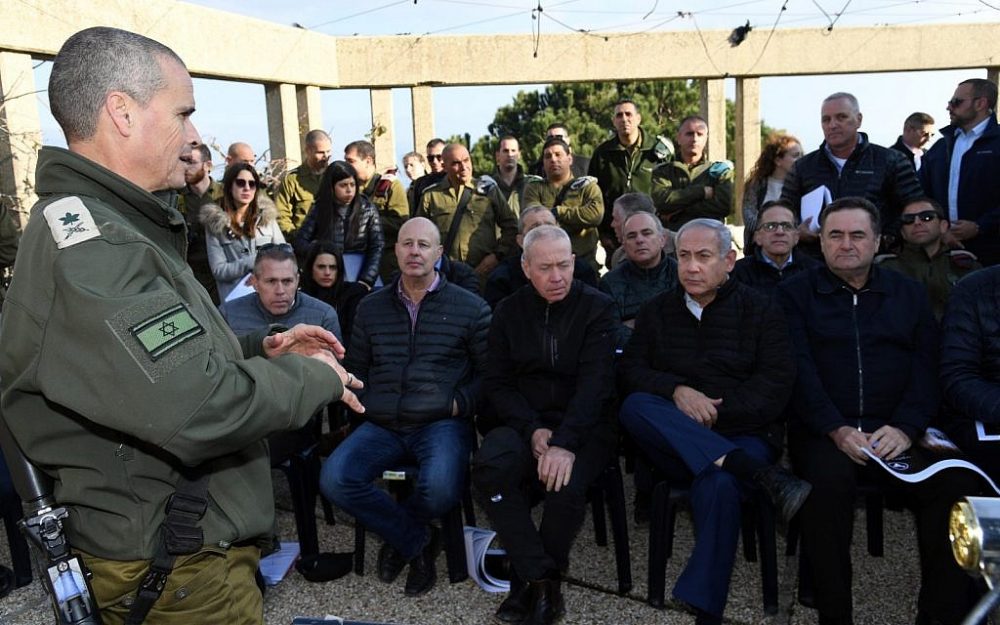 El primer ministro Benjamin Netanyahu (2do-R) y otros miembros del gabinete de seguridad reciben una reunión informativa del mayor general Yoel Strik (L), jefe del Comando Norte de las FDI, durante una visita a la frontera norte el 25 de diciembre de 2018. (Haim Tzach / GPO)