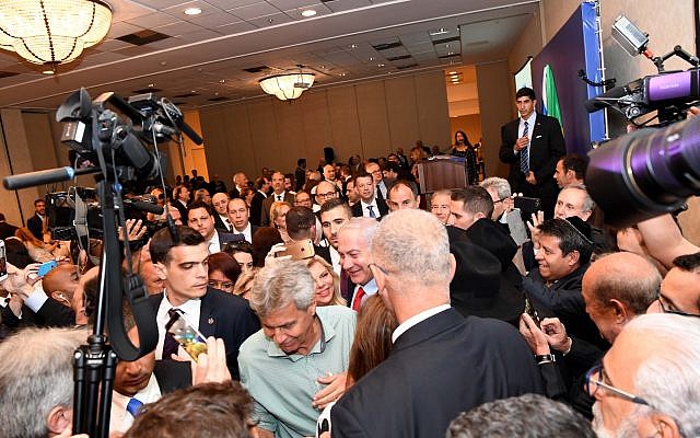 El primer ministro Benjamin Netanyahu y su esposa Sara en Río de Janeiro asisten a un evento con líderes de la comunidad judía brasileña, 30 de diciembre de 2018 (Avi Ohayun / GPO)