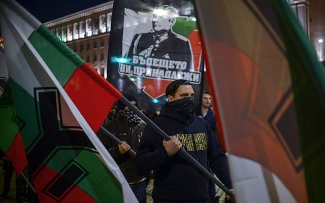 Activistas de extrema derecha marchan con antorchas durante una marcha para conmemorar al general búlgaro pro nazi Hristo Lukov en Sofía el 17 de febrero de 2018. (AFP Photo / Nikolay Doychinov)