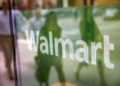 Esta foto de archivo tomada el 15 de agosto de 2013 muestra el logotipo de Walmart que se muestra en la ventana de una tienda Walmart Neighborhood Market en Chicago, Illinois. (Foto de AFP / Getty Images Norteamérica / Scott Olson)