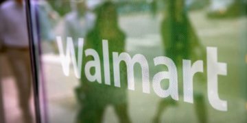 Esta foto de archivo tomada el 15 de agosto de 2013 muestra el logotipo de Walmart que se muestra en la ventana de una tienda Walmart Neighborhood Market en Chicago, Illinois. (Foto de AFP / Getty Images Norteamérica / Scott Olson)