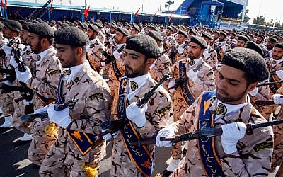 Miembros del Cuerpo de la Guardia Revolucionaria de Irán (CGRI) marchan en la capital Teherán el 22 de septiembre de 2018. (AFP / STR)