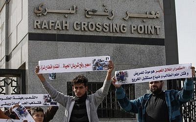 Los palestinos protestan contra el cierre del punto de cruce de Rafah entre Egipto y el sur de la Franja de Gaza y el bloqueo israelí en el territorio, el 24 de enero de 2019 en Rafah. (Dijo KHATIB / AFP)