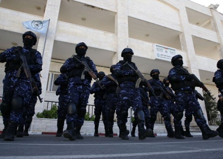 Los policías palestinos participan en una sesión de capacitación en su sede en la ciudad cisjordana de Hebrón el 30 de enero de 2019. (HAZEM BADER / AFP)