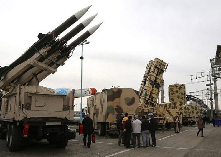 Los iraníes visitan una exhibición de armamento y equipo militar en la capital, Teherán, en febrero 2, 2019, organizada con motivo del 40 aniversario de la revolución iraní. (Atta Kenare / AFP)