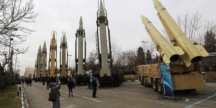 Los iraníes visitan una exhibición de armamento y equipo militar en la capital, Teherán, el 2 de febrero de 2019, organizada con motivo del 40 aniversario de la revolución iraní. Irán anunció la prueba exitosa de un nuevo misil de crucero con un alcance de más de 1,350 km. (unas 840 millas). (ATTA KENARE / AFP)