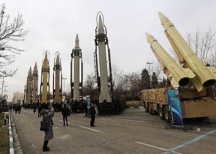 Los iraníes visitan una exhibición de armamento y equipo militar en la capital, Teherán, el 2 de febrero de 2019, organizada con motivo del 40 aniversario de la revolución iraní. Irán anunció la prueba exitosa de un nuevo misil de crucero con un alcance de más de 1,350 km. (unas 840 millas). (ATTA KENARE / AFP)