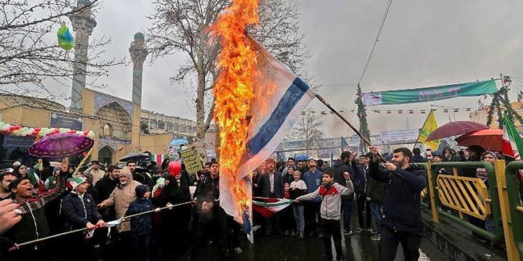 Los iraníes queman banderas israelíes durante las conmemoraciones en la capital de Teherán del 40 aniversario del Islam el 11 de febrero de 2019. (Atta Kenare / AFP)