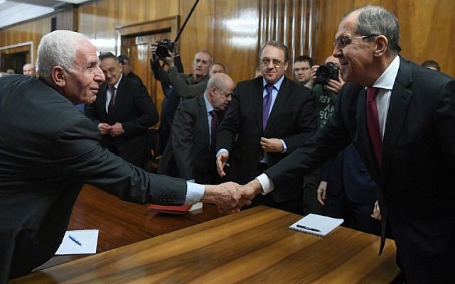 El Ministro de Relaciones Exteriores de Rusia, Sergei Lavrov (R), da la mano al funcionario de Fatah, Azzam al-Ahmad, durante una reunión con funcionarios palestinos en Moscú el 12 de febrero de 2019. (Kirill KUDRYAVTSEV / AFP)