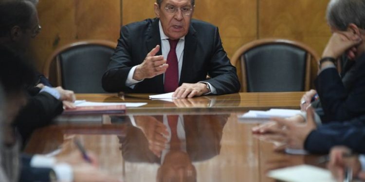 El Ministro de Asuntos Exteriores de Rusia, Sergei Lavrov, se reúne con representantes de grupos y movimientos palestinos, que se encuentran en Moscú para conversaciones intra-palestinas, el 12 de febrero de 2019. (Foto de Kirill KUDRYAVTSEV / AFP)