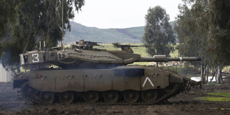 El 12 de febrero de 2019, un tanque Merkava del ejército israelí participa en un ejercicio militar en los Altos del Golán anexados a Israel. (Foto de JALAA MAREY / AFP)