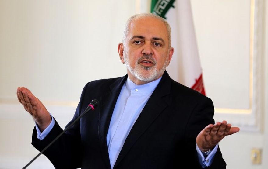 El ministro de Relaciones Exteriores de Irán, Mohammad Javad Zarif, hace gestos durante una conferencia de prensa en Teherán el 13 de febrero de 2019 (Atta Kenare / AFP)