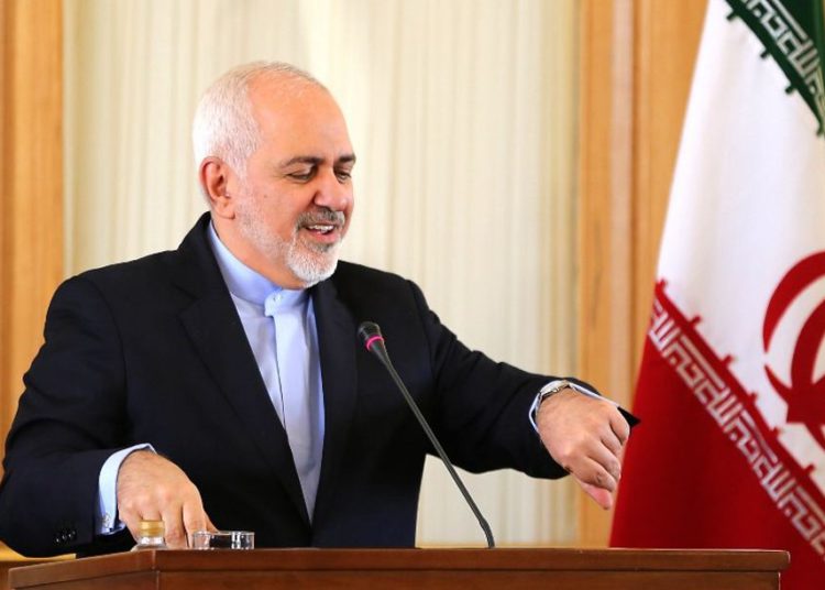 El ministro de Relaciones Exteriores de Irán, Mohammad Javad Zarif, revisa su reloj durante una conferencia de prensa en Teherán, el 13 de febrero de 2019. (ATTA KENARE / AFP)