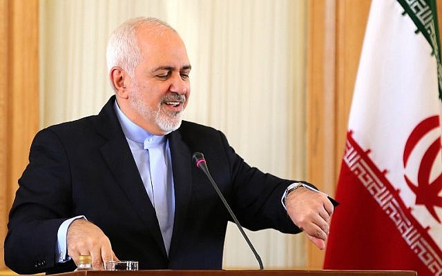 El ministro de Relaciones Exteriores de Irán, Mohammad Javad Zarif, revisa su reloj durante una conferencia de prensa en Teherán, el 13 de febrero de 2019. (ATTA KENARE / AFP)