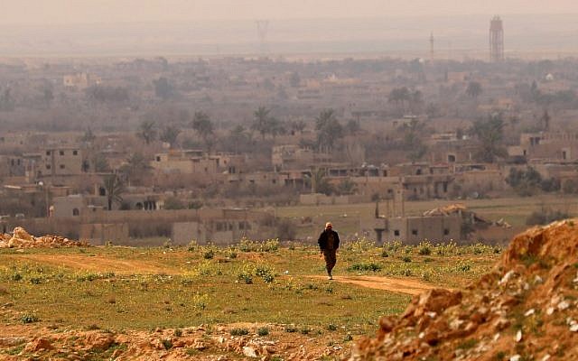 Un combatiente de las Fuerzas Democráticas Sirias respaldado por los Estados Unidos se encuentra en una posición en el área de Baghouz en la provincia oriental de Deir Ezzor el 14 de febrero de 2019. (Delil Souleiman / AFP)