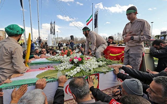 Los dolientes iraníes rodean los ataúdes de 27 miembros del Cuerpo de la Guardia Revolucionaria Islámica, que murieron en un ataque suicida, durante su funeral en la ciudad sureste de Isfahan el 16 de febrero de 2019. (Atta Kenare / AFP)