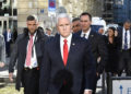 El vicepresidente de los EE. UU., Mike Pence (C), cruza una calle para hacer una declaración frente al hotel Bayerischer Hof en la 55ª Conferencia de Seguridad de Munich en Munich, sur de Alemania, el 16 de febrero de 2019. (THOMAS KIENZLE / AFP)