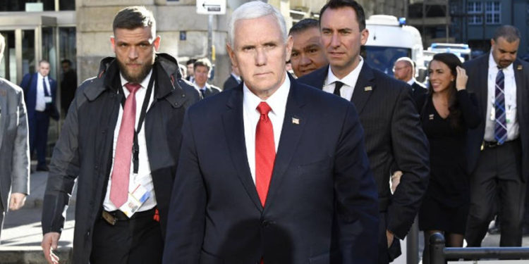 El vicepresidente de los EE. UU., Mike Pence (C), cruza una calle para hacer una declaración frente al hotel Bayerischer Hof en la 55ª Conferencia de Seguridad de Munich en Munich, sur de Alemania, el 16 de febrero de 2019. (THOMAS KIENZLE / AFP)