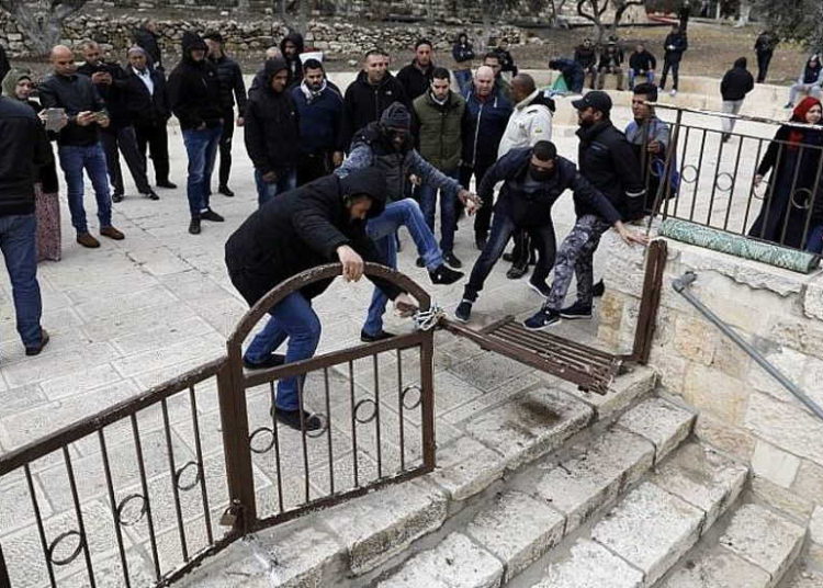 Los manifestantes palestinos rompen las puertas cerradas en el complejo de la mezquita Al Aqsa en la Ciudad Vieja de Jerusalén el 18 de febrero de 2019. (Ahmad GHARABLI / AFP)