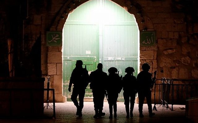 La policía fronteriza patrulla una entrada al complejo del Monte del Templo en la Ciudad Vieja de Jerusalén, el 19 de febrero de 2019. (Ahmad Gharabli / AFP)