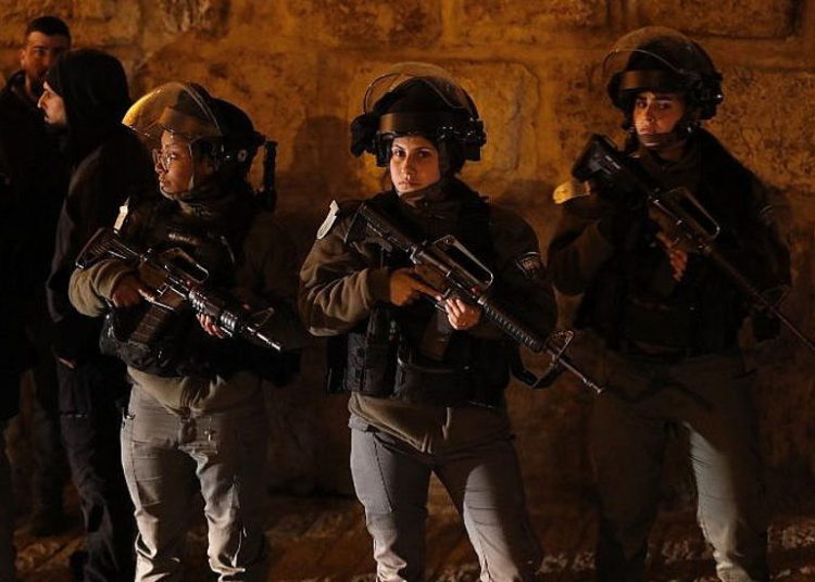 La policía de la frontera patrulla cerca de una entrada al complejo del Monte del Templo en la Ciudad Vieja de Jerusalem, el 19 de febrero de 2019. (Ahmad Gharabli / AFP)