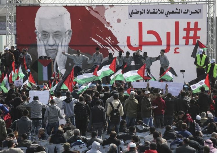 Los manifestantes palestinos asisten a una protesta que exige al presidente palestino Mahmoud Abbas que renuncie, Ciudad de Gaza, 24 de febrero de 2019. (MAHMUD HAMS / AFP)