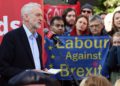En esta foto de archivo tomada el 23 de febrero de 2019, el líder del partido laborista Jeremy Corbyn se dirige a un mitin, en Broxtowe, Inglaterra central. (Oli SCARFF / AFP)