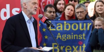 En esta foto de archivo tomada el 23 de febrero de 2019, el líder del partido laborista Jeremy Corbyn se dirige a un mitin, en Broxtowe, Inglaterra central. (Oli SCARFF / AFP)