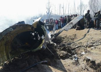 Soldados indios revisan los restos de una aeronave de la Fuerza Aérea derribada en territorio indio (AFP)