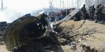 Soldados indios revisan los restos de una aeronave de la Fuerza Aérea derribada en territorio indio (AFP)