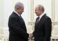 El presidente ruso Vladimir Putin (R) le da la mano al primer ministro Benjamin Netanyahu durante una reunión en el Kremlin en Moscú el 27 de febrero de 2019. (MAXIM SHEMETOV / POOL / AFP)