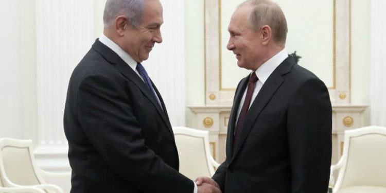 El presidente ruso Vladimir Putin (R) le da la mano al primer ministro Benjamin Netanyahu durante una reunión en el Kremlin en Moscú el 27 de febrero de 2019. (MAXIM SHEMETOV / POOL / AFP)