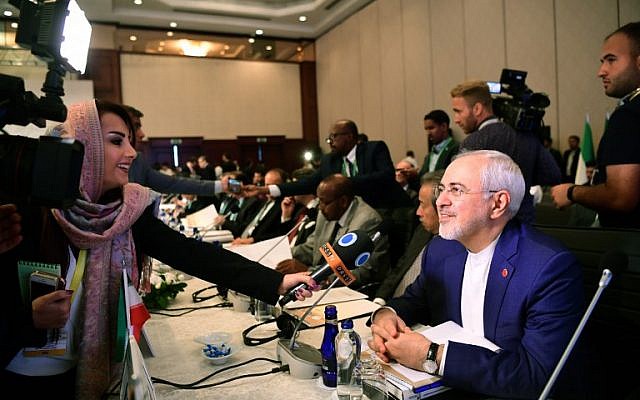 El ministro de Relaciones Exteriores iraní Mohammad Javad Zarif, a la derecha, habla con los medios de comunicación mientras asiste a la reunión del Comité Ejecutivo de la Organización de Cooperación Islámica el 1 de agosto de 2017 en Estambul. (AFP / OZAN KOSE)