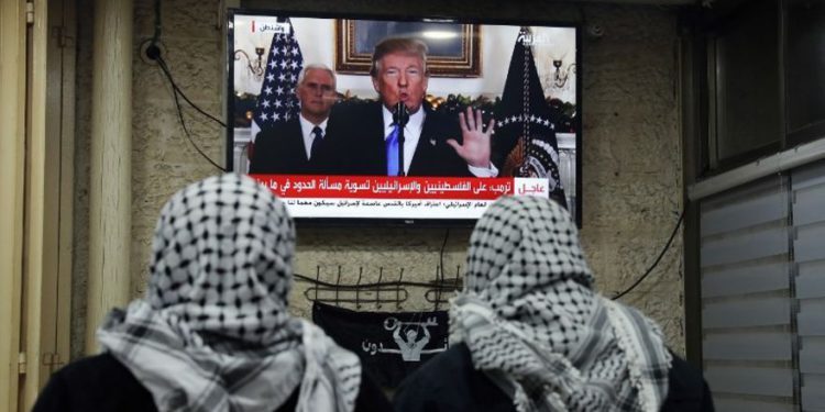 Una fotografía tomada el 6 de diciembre de 2017 muestra a hombres palestinos viendo un discurso pronunciado por el presidente de los Estados Unidos, Donald Trump, en un café en Jerusalén. AFP PHOTO / Ahmad GHARABLI