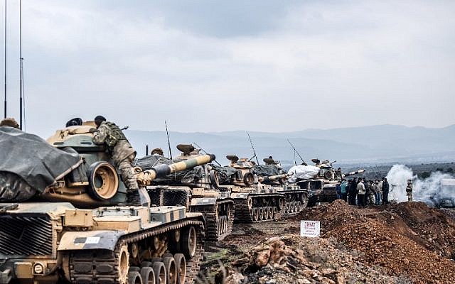 Las tropas del ejército turco se reúnen cerca de la frontera con Siria en Hassa, en la provincia de Hatay, el 21 de enero de 2018. (AFP Photo / Bulent Kilic)