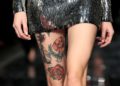 FOTO DE ARCHIVO: Una modelo tatuada presenta una creación del diseñador Maxime Simoens, París, Francia, 21 de enero de 2019. \ GONZALO FUENTES / REUTERS