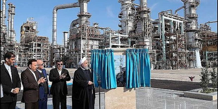 El presidente iraní Rouhani dedica la fase final de una nueva refinería de petróleo en la ciudad de Bandar Abbas. 18 de febrero de 2019. (Rouhani Official website photo)