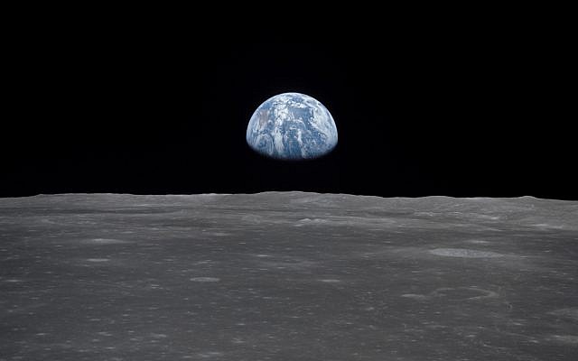 Vista desde la nave espacial Apolo 11 en 1969, muestra a la Tierra elevándose sobre el horizonte de la luna (NASA / JSC)