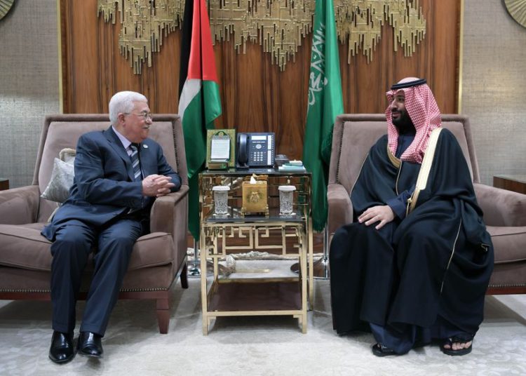 El presidente de la Autoridad Palestina, Mahmoud Abbas, y el príncipe heredero de la corona de Arabia Saudita, Mohammed bin Salman, se reunieron en Riad el 12 de febrero de 2019. (Crédito: Wafa)