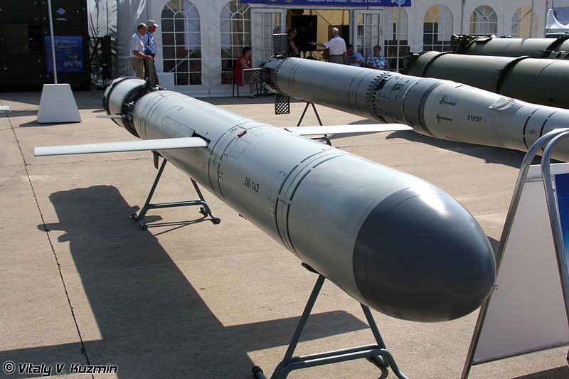 Misil de crucero de ataque terrestre 3M-14E lanzado por submarino, cortesía de Vitaly Kuzmin a través de WikiMedia Commons