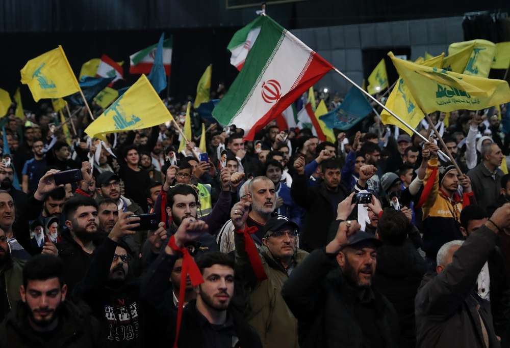 Los partidarios de Hezbolá gritan consignas y ondean banderas del Líbano, Hezbolá e Irán durante un mitin para conmemorar el 40 aniversario de la Revolución Islámica de Irán, en el sur de Beirut, Líbano, el 6 de febrero de 2019. (Foto AP / Hussein Malla)